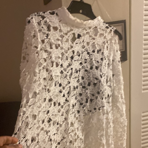 High low lace top. Laying flat armpit to armpit is 20 inches. - Picture 3 of 6